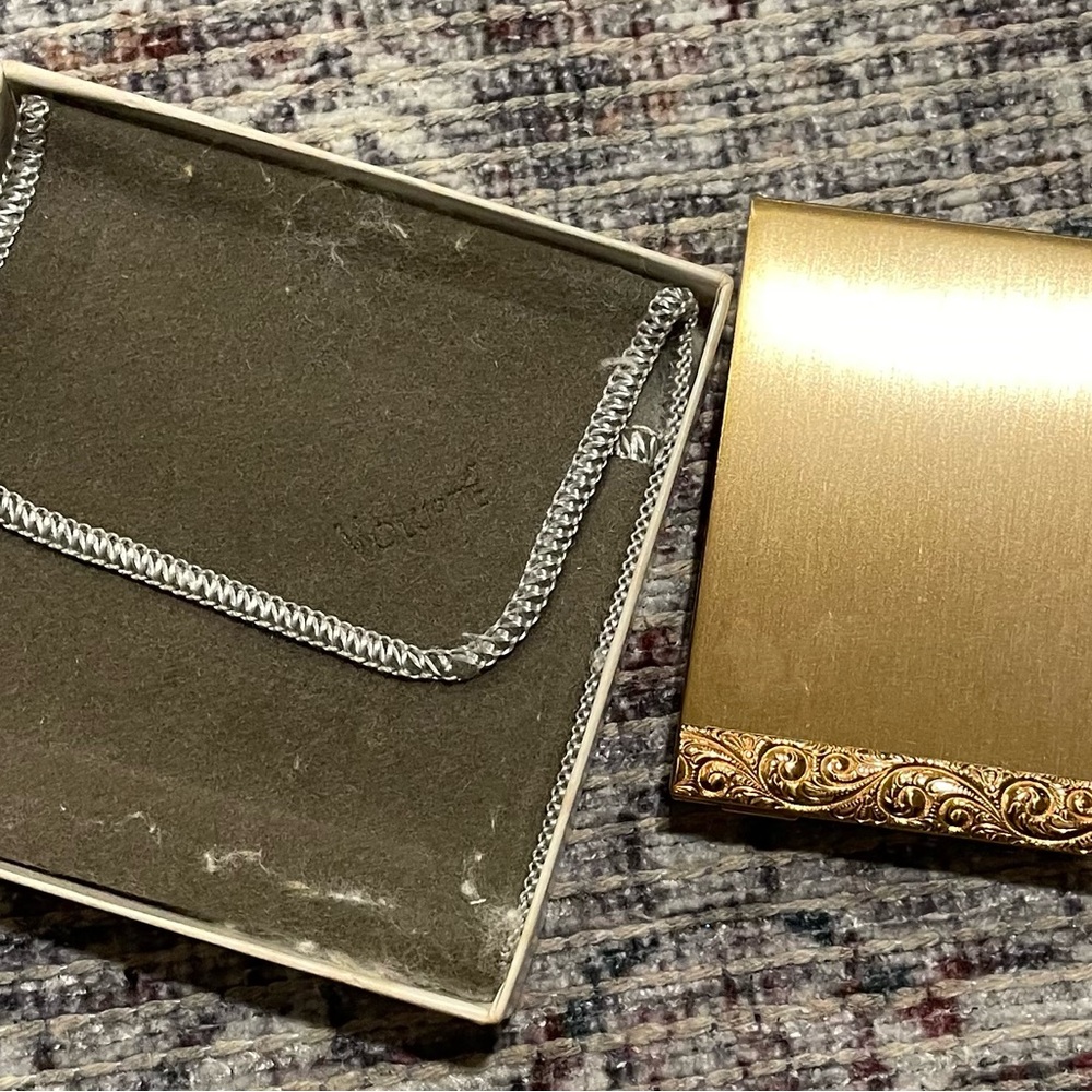 Volupte gold tone compact
